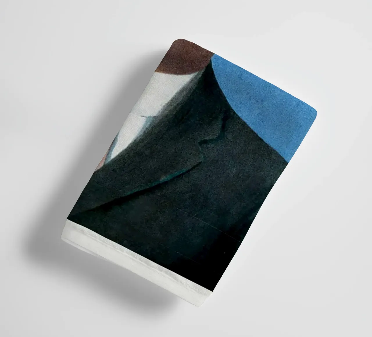 L'uomo con la bombetta di Rene Magritte asciugamano da bagno da Classic Art Prints