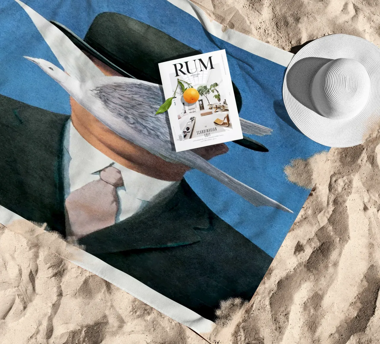 L'uomo con la bombetta di Rene Magritte telo mare da Classic Art Prints
