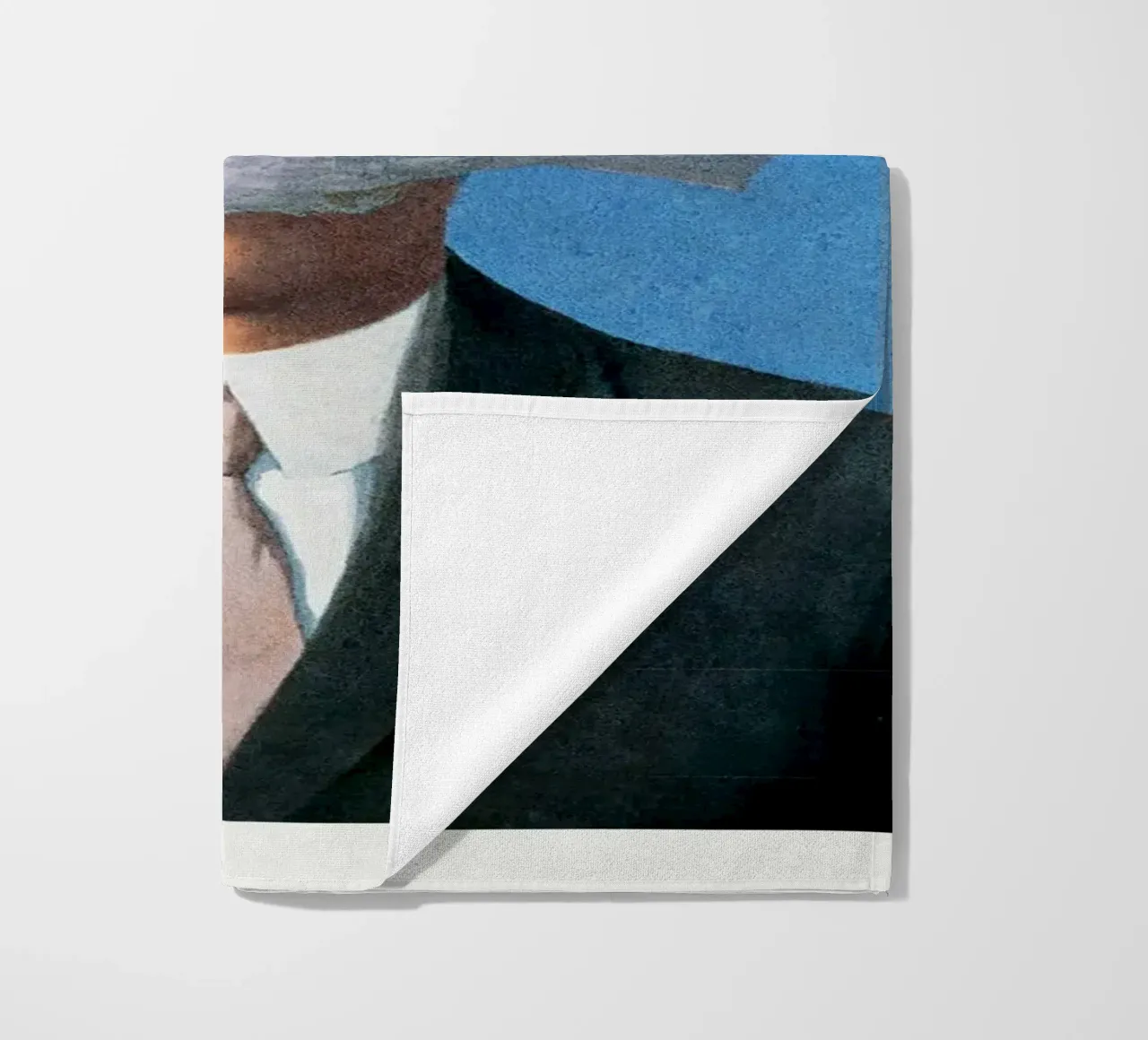 L'uomo con la bombetta di Rene Magritte telo mare da Classic Art Prints