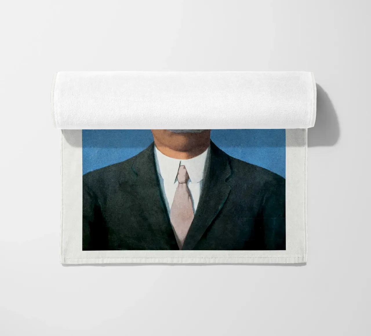 L'uomo con la bombetta di Rene Magritte telo mare da Classic Art Prints