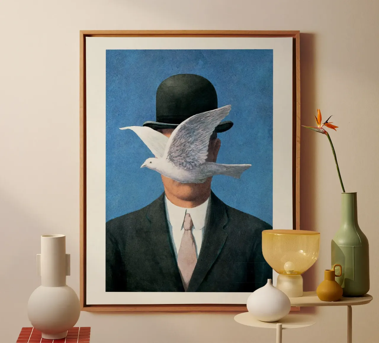 L'uomo con la bombetta di Rene Magritte tela con Cornice a cassetta da Classic Art Prints