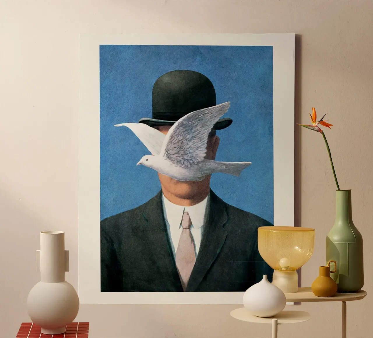 L'uomo con la bombetta di Rene Magritte tela con Cornice a cassetta da Classic Art Prints