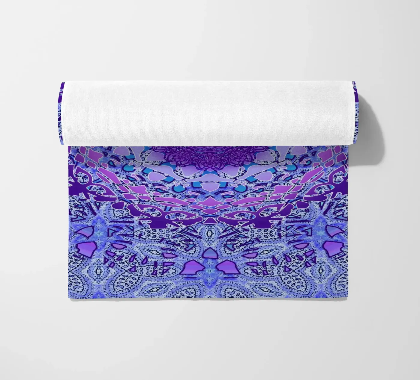 Periwinkle Mandala telo mare da Nina May Design Studio