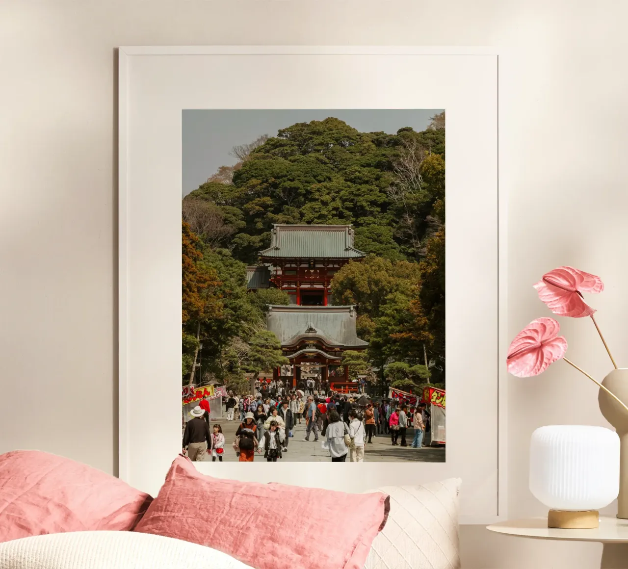 Santuario di Kamakura, Giappone poster con telaio in legno da Marcel Bisig