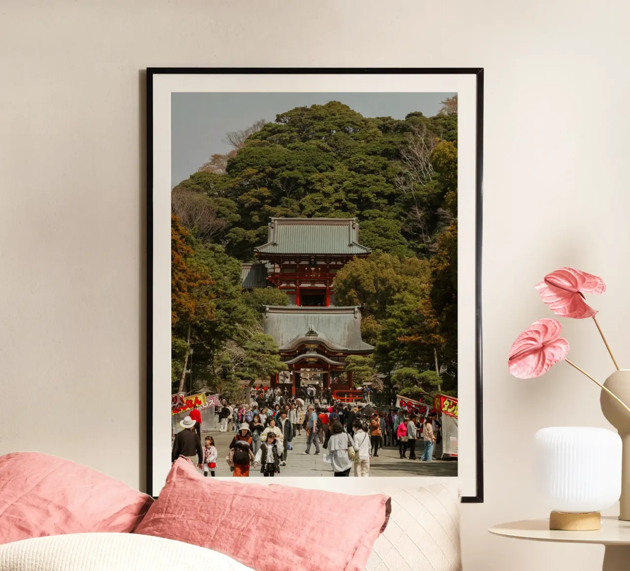 Santuario di Kamakura, Giappone poster con telaio in legno da Marcel Bisig
