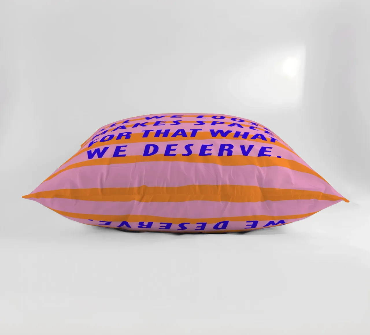 All we loose makes space. cuscino da FRICKE DESIGN