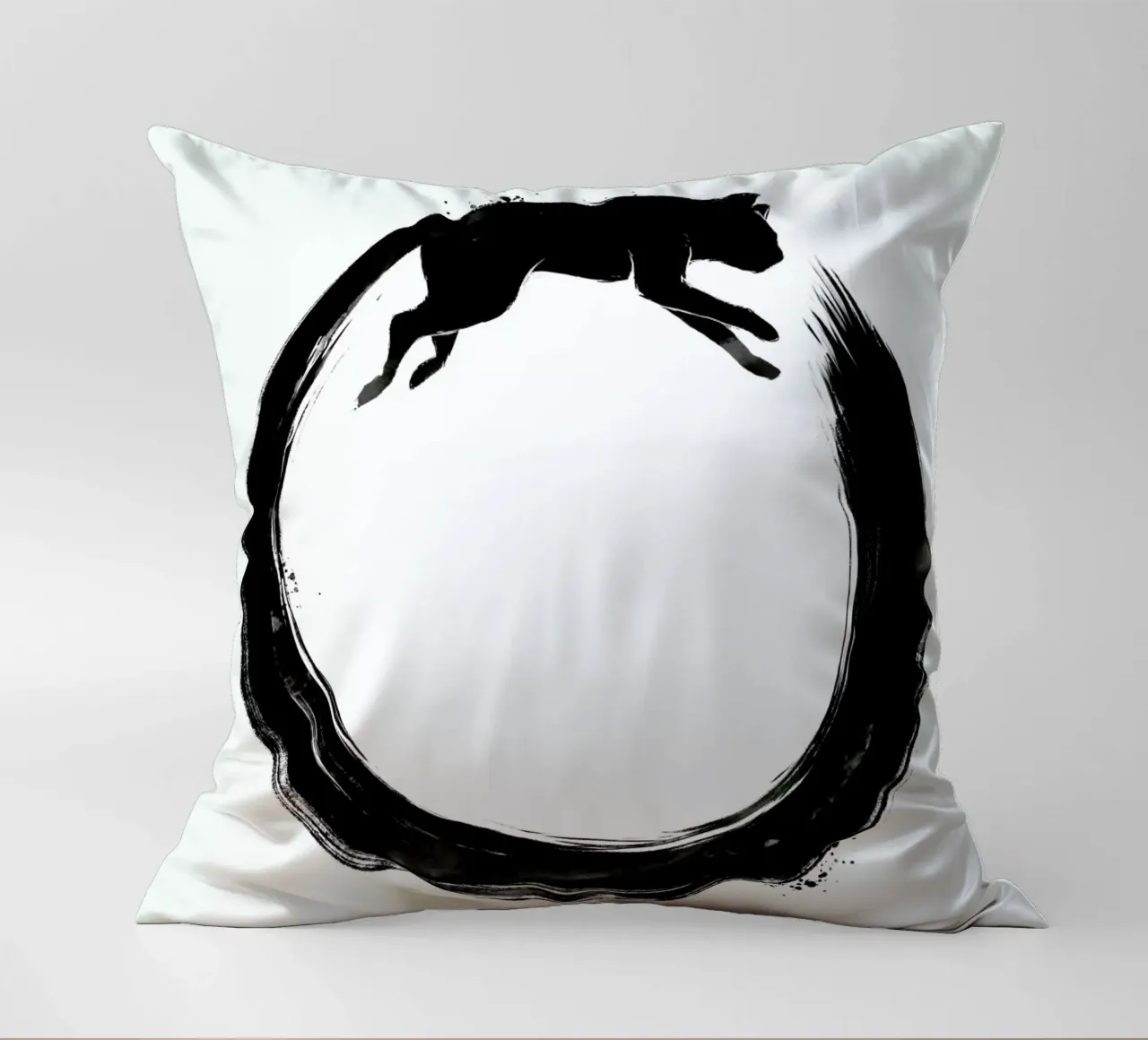 Sumie Enso Cat cuscino da Tobe Fonseca