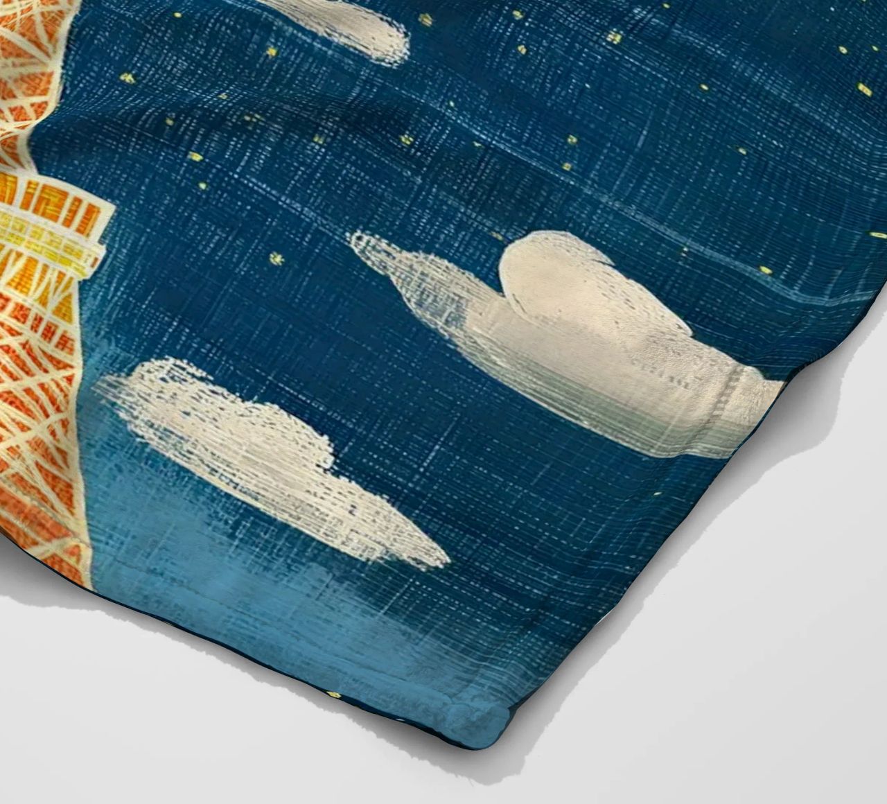 Torre Eiffel di notte coperta in pile da Curious Canvas