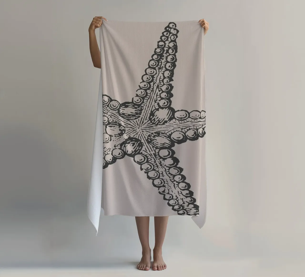 Gedetailleerde zeester Print - Aardetinten, Modern Zeeleven A strandhanddoek van ClubArt