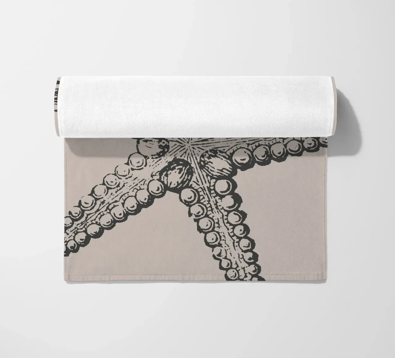 Gedetailleerde zeester Print - Aardetinten, Modern Zeeleven A strandhanddoek van ClubArt