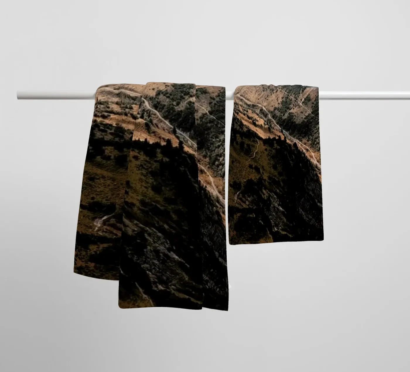 Unknown Planet badhanddoek van Sebastian Hilgetag