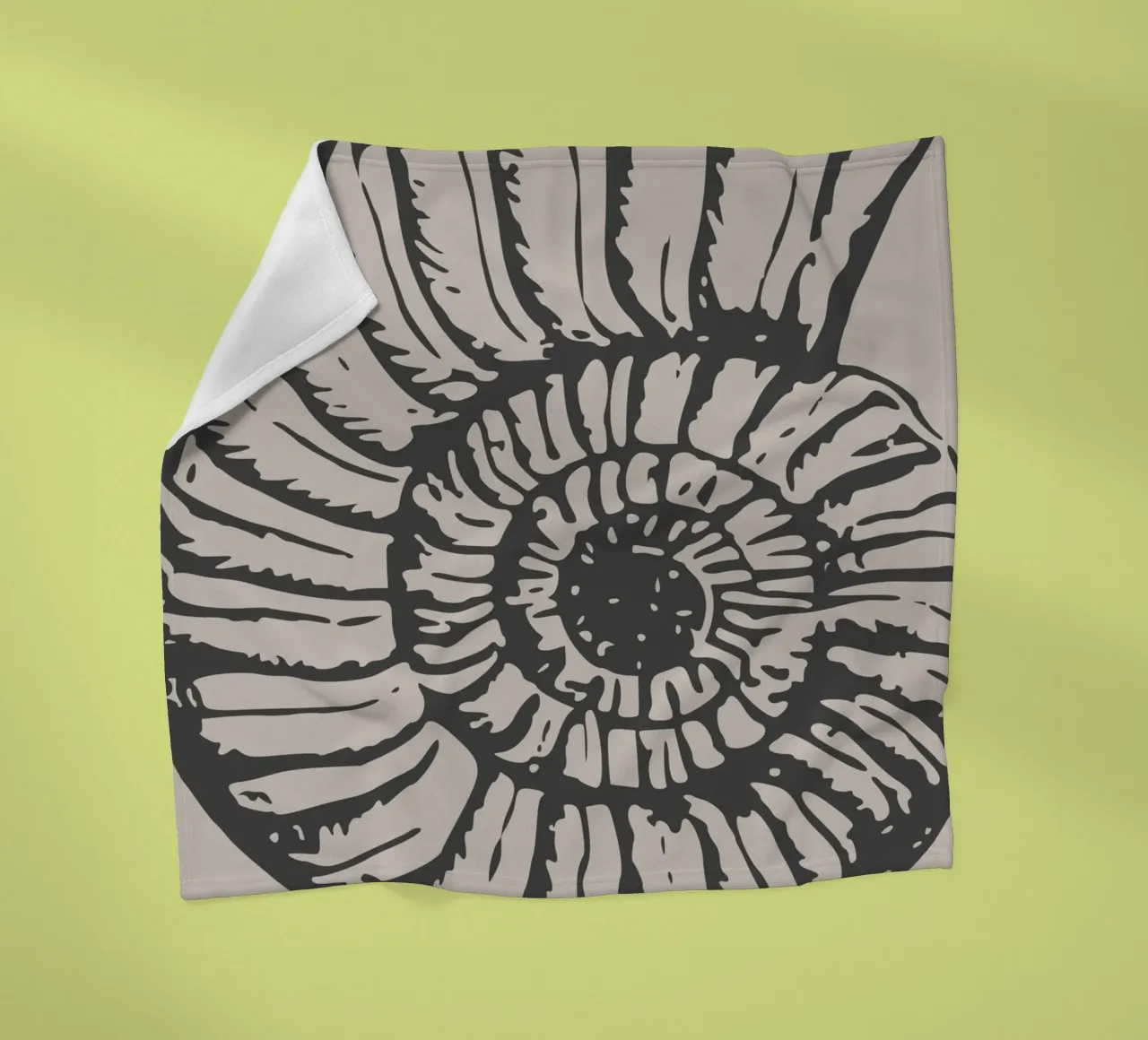 Ammonit Fossil Druck - Erdige Töne, Moderne Paläontologie Ar Fleecedecke von ClubArt