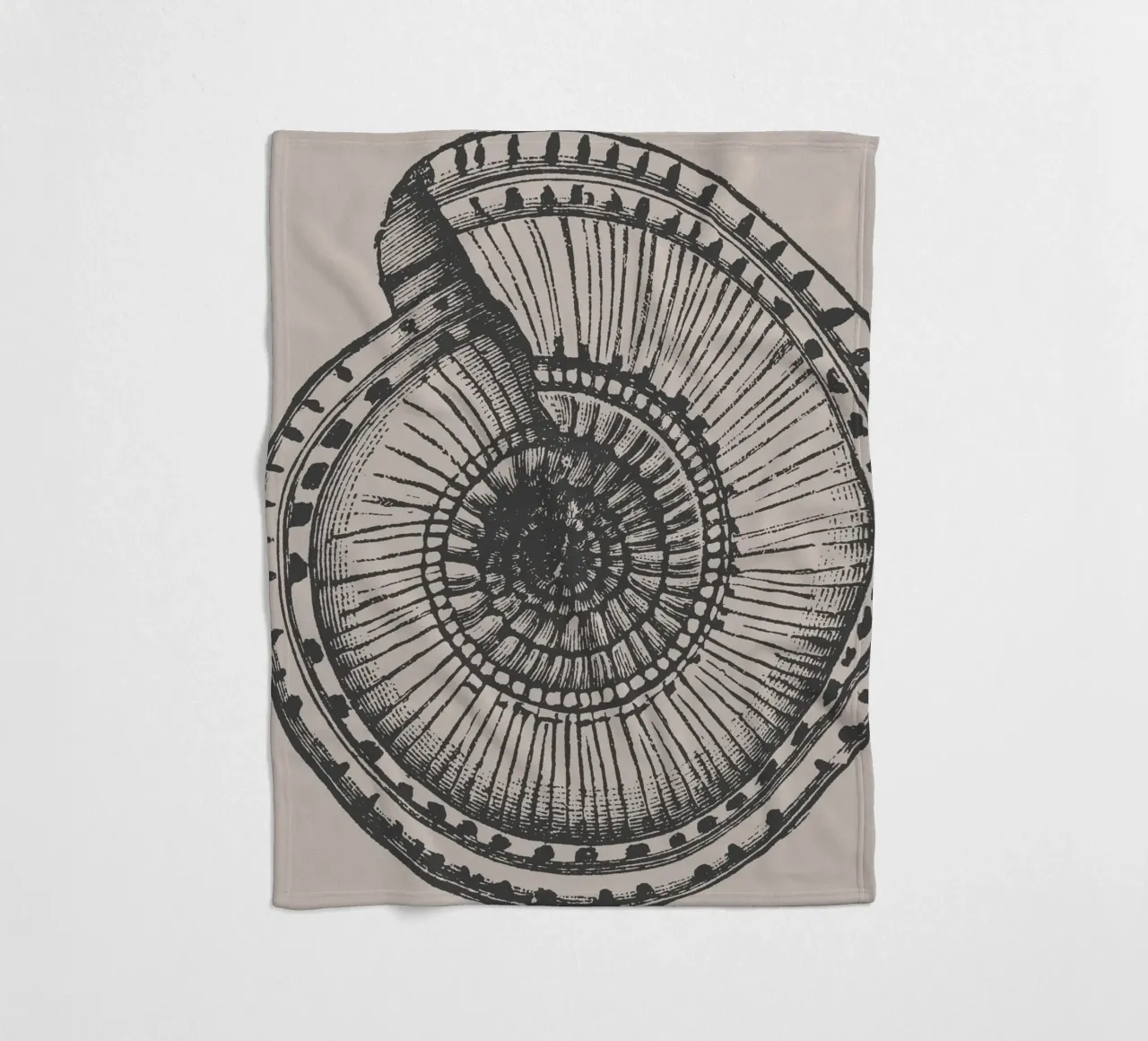 Stampa dettagliata di un fossile di ammonite - Toni terrosi, Ar... coperta in pile da ClubArt