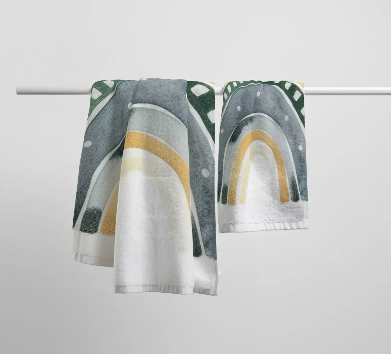 Earthy Boho Rainbow Art - Décoration de chambre d'enfant jaune moutarde et vert serviette de bain de ClubArt