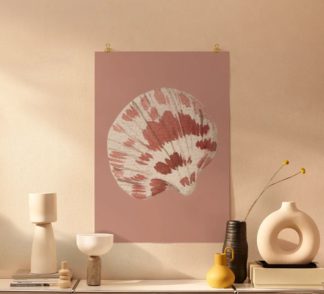 Acquerello Scallop Shell - Terracotta e bianco, Coastal Chic poster con telaio in legno da ClubArt