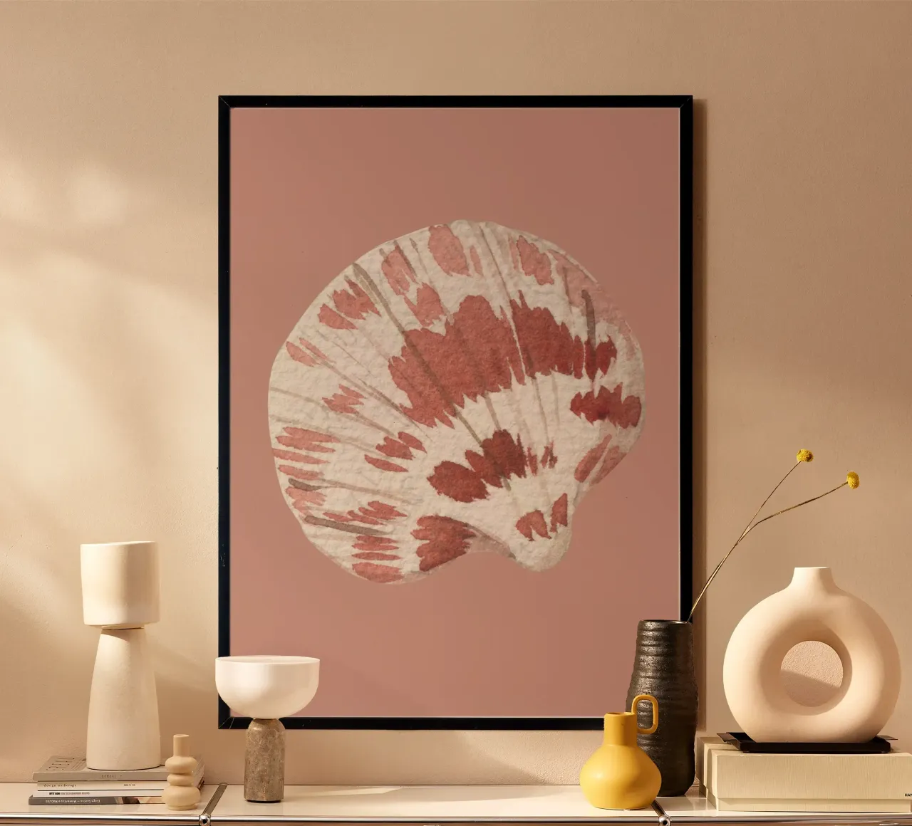 Acquerello Scallop Shell - Terracotta e bianco, Coastal Chic poster con telaio in legno da ClubArt