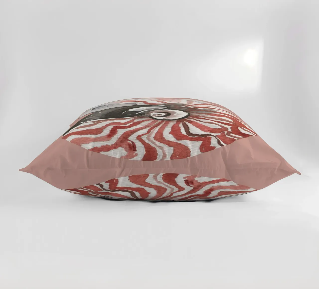 Nautilus Shell Acquerello - Terracotta e bianco, Arte costiera cuscino da ClubArt