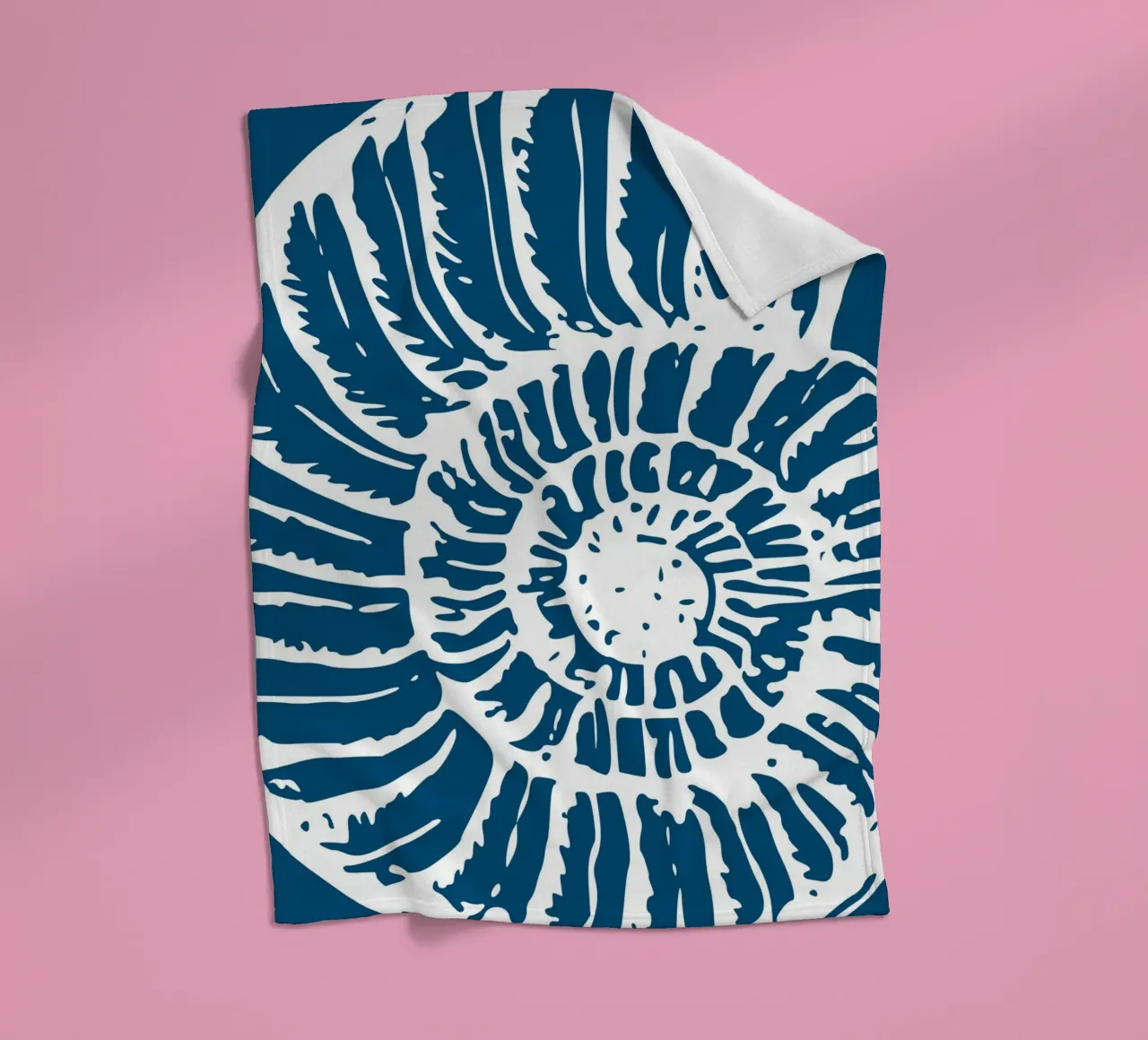 Ammoniten Fossil Druck - Nautisch Blau, Antike Ozean Kunst Fleecedecke von ClubArt