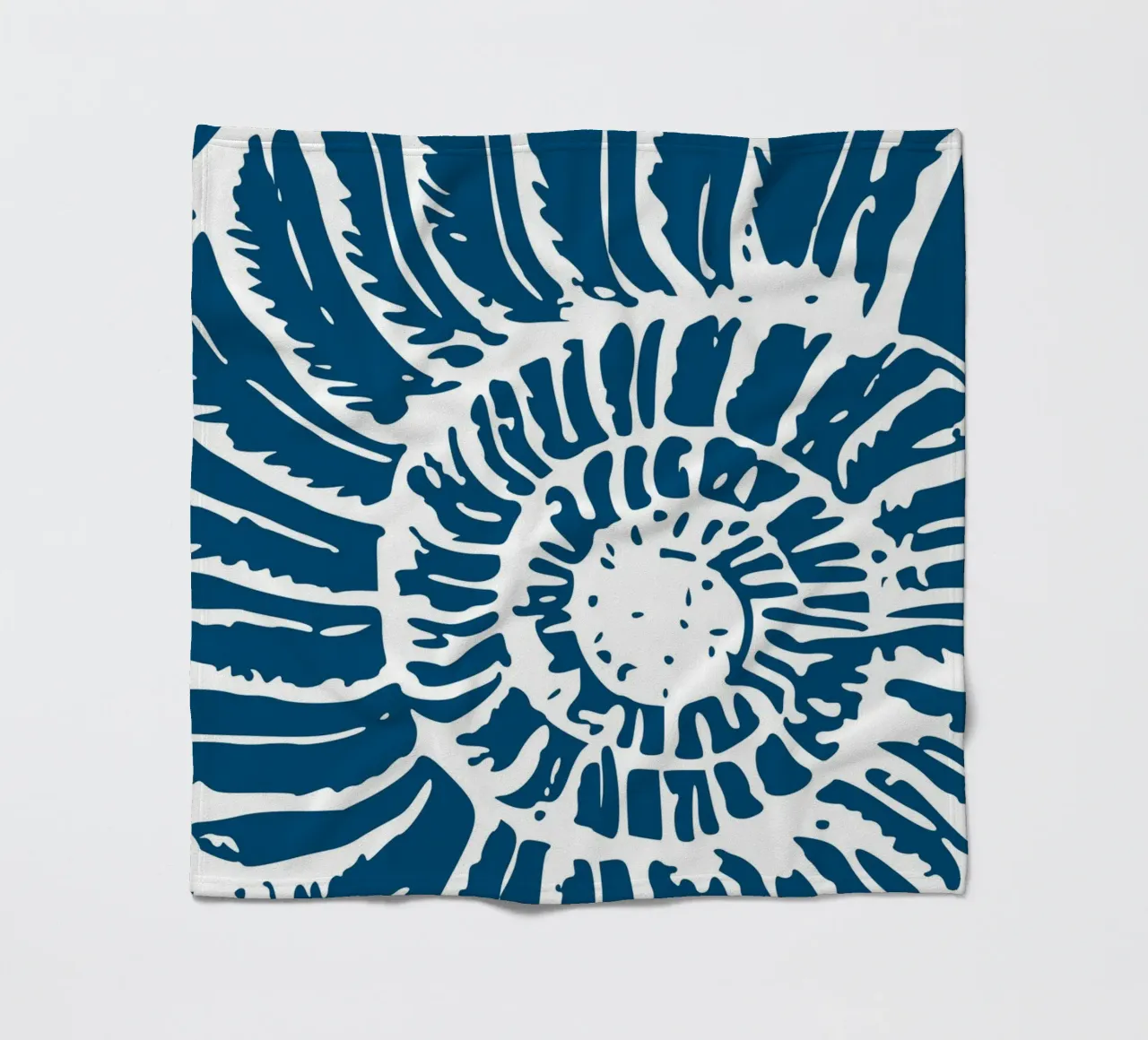 Ammoniten Fossil Druck - Nautisch Blau, Antike Ozean Kunst Fleecedecke von ClubArt