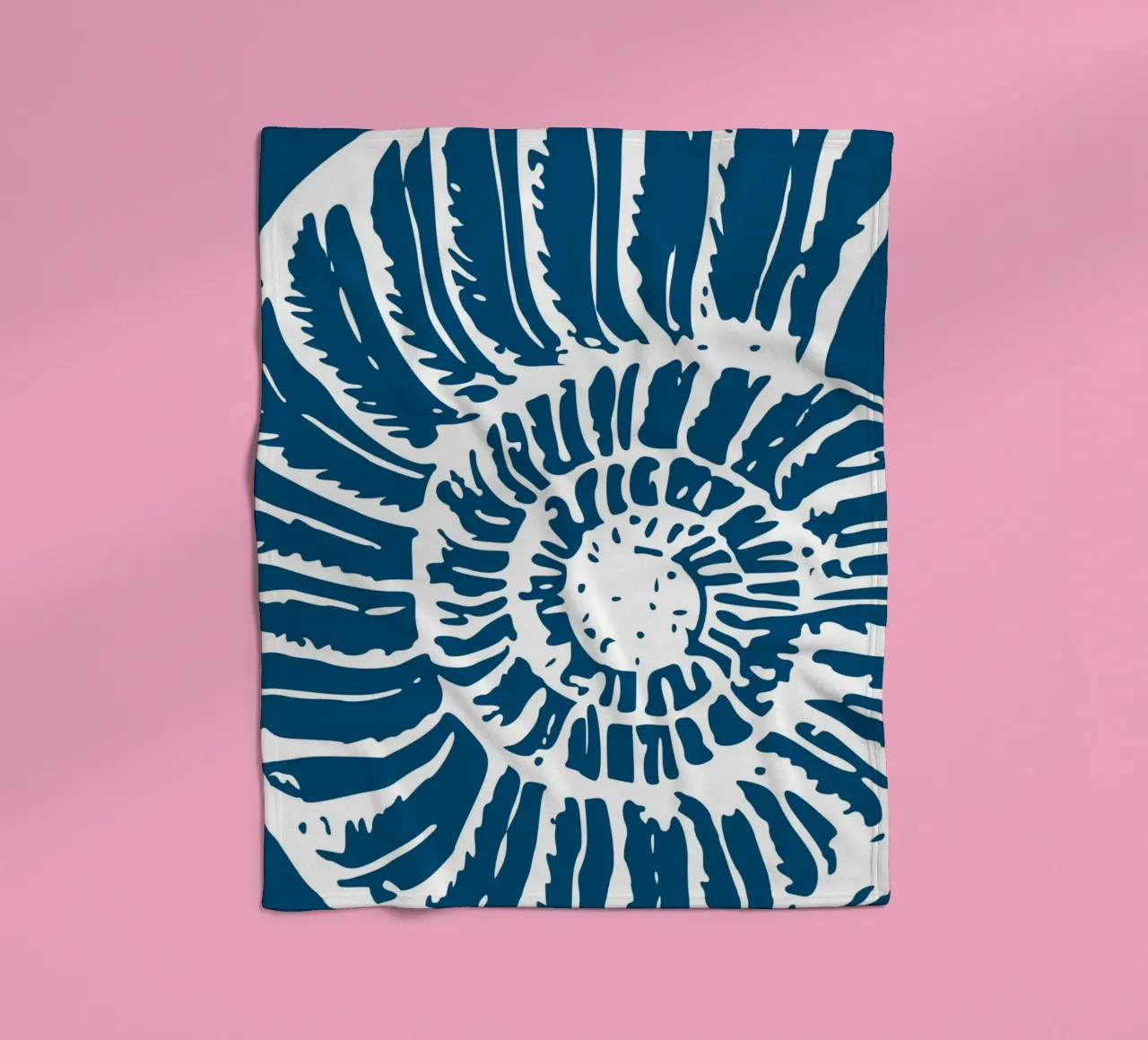 Ammoniten Fossil Druck - Nautisch Blau, Antike Ozean Kunst Fleecedecke von ClubArt