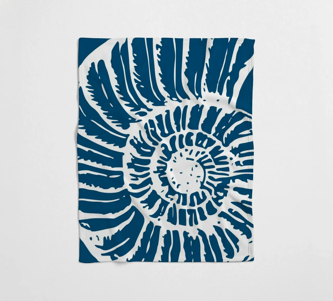 Ammoniten Fossil Druck - Nautisch Blau, Antike Ozean Kunst Fleecedecke von ClubArt
