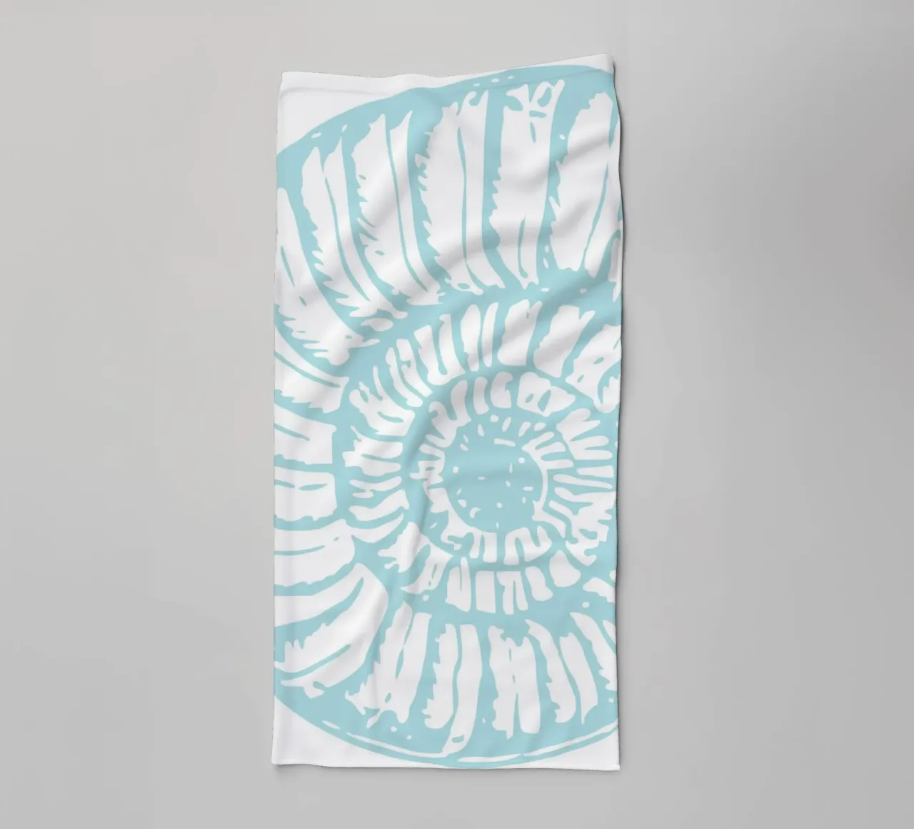 Impression abstraite d'ammonite - bleu pastel, art côtier moderne serviette de bain de ClubArt
