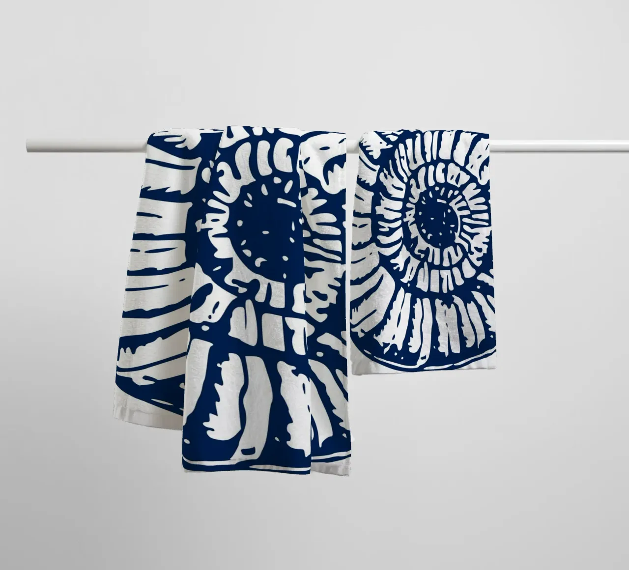 Ammoniet Fossiel Print - Nautisch Blauw, Oude Oceaan Kunst badhanddoek van ClubArt
