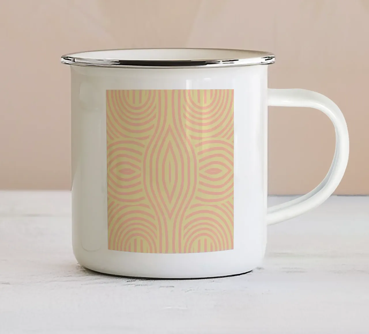 Striscia astratta simmetrica gialla e rosa tazza in smalto da Little Dean