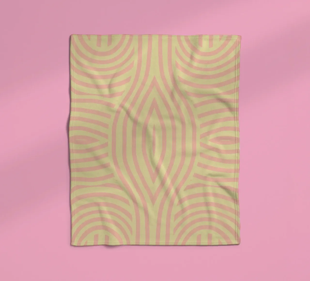 Symmetrischer abstrakter Streifen in Gelb und Rosa Fleecedecke von Little Dean
