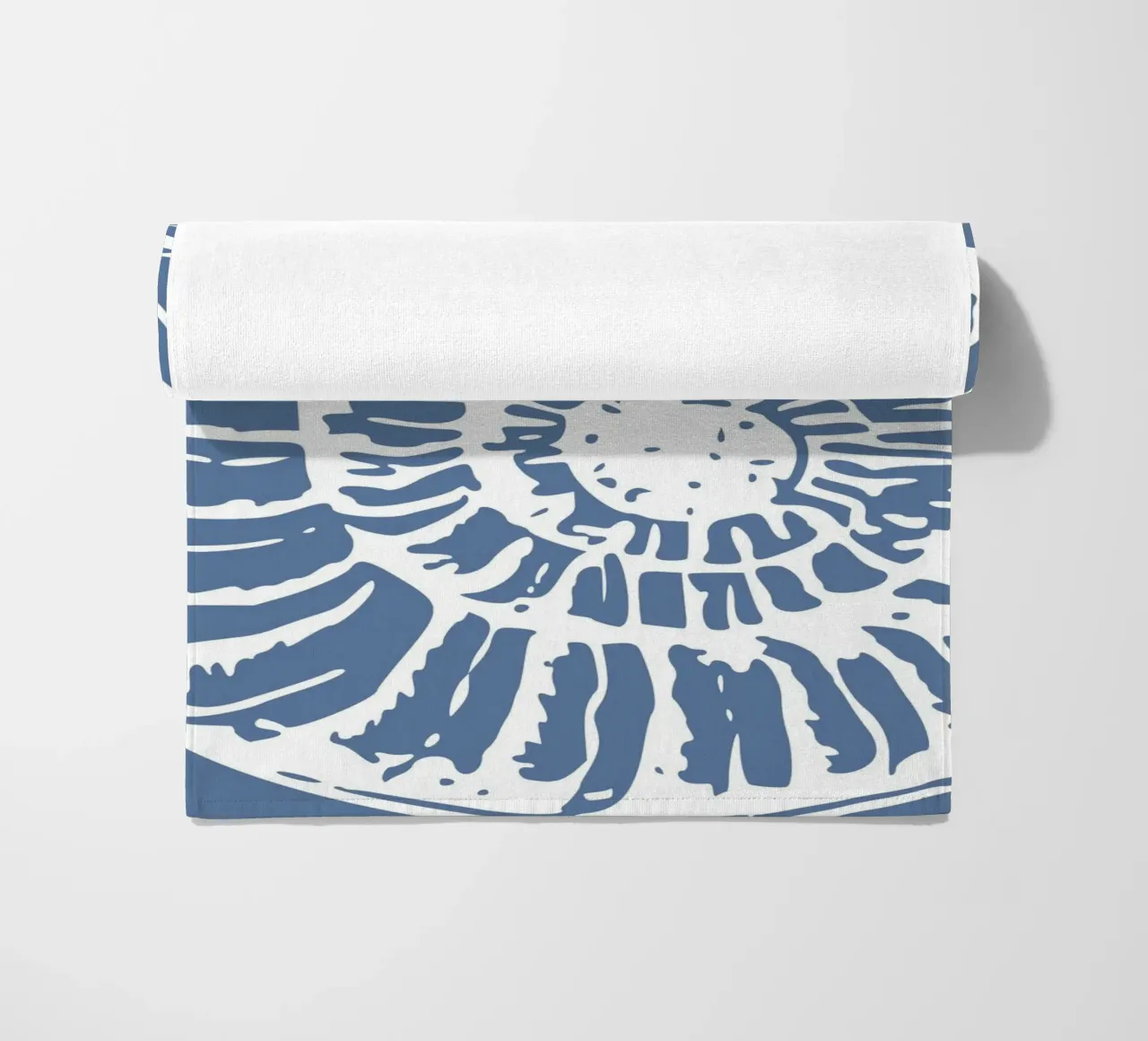 Fossile d'ammonite imprimé - Bleu côtier, art de l'océan ancien serviette de plage de ClubArt