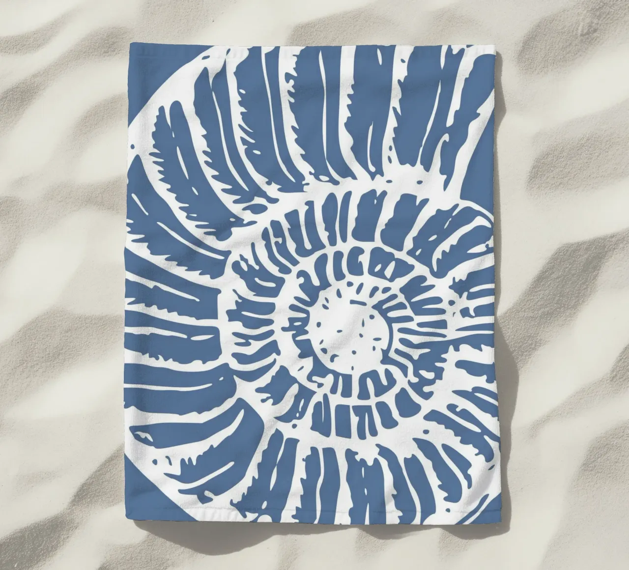 Fossile d'ammonite imprimé - Bleu côtier, art de l'océan ancien serviette de plage de ClubArt