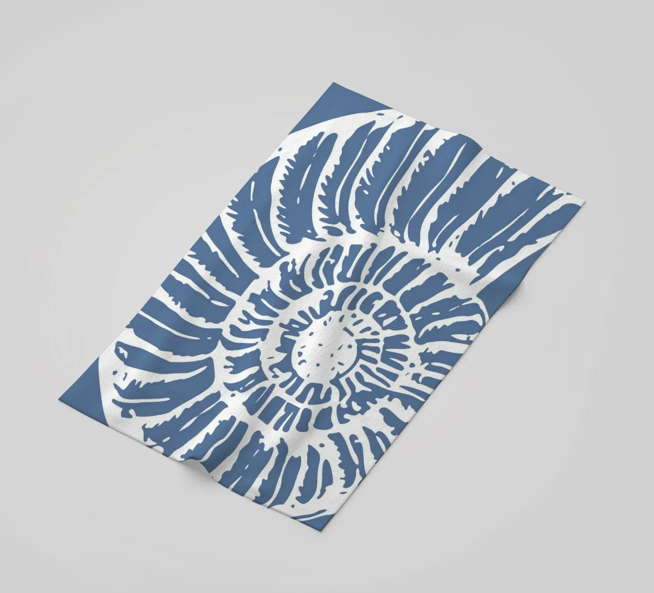 Fossile d'ammonite imprimé - Bleu côtier, art de l'océan ancien serviette de plage de ClubArt