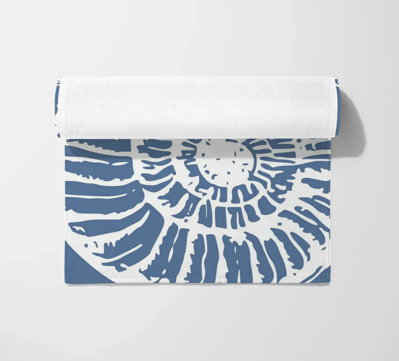 Fossile d'ammonite imprimé - Bleu côtier, art de l'océan ancien serviette de plage de ClubArt