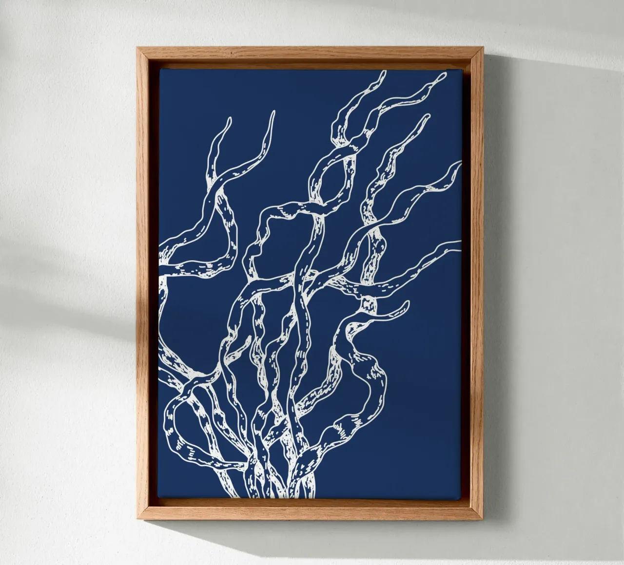Abstract zeewier print - Nautisch blauw, moderne kustkunst canvas met Baklijst van ClubArt