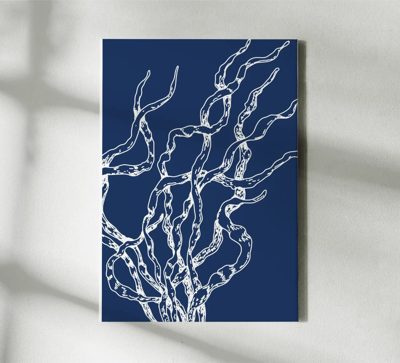 Abstract zeewier print - Nautisch blauw, moderne kustkunst canvas met Baklijst van ClubArt