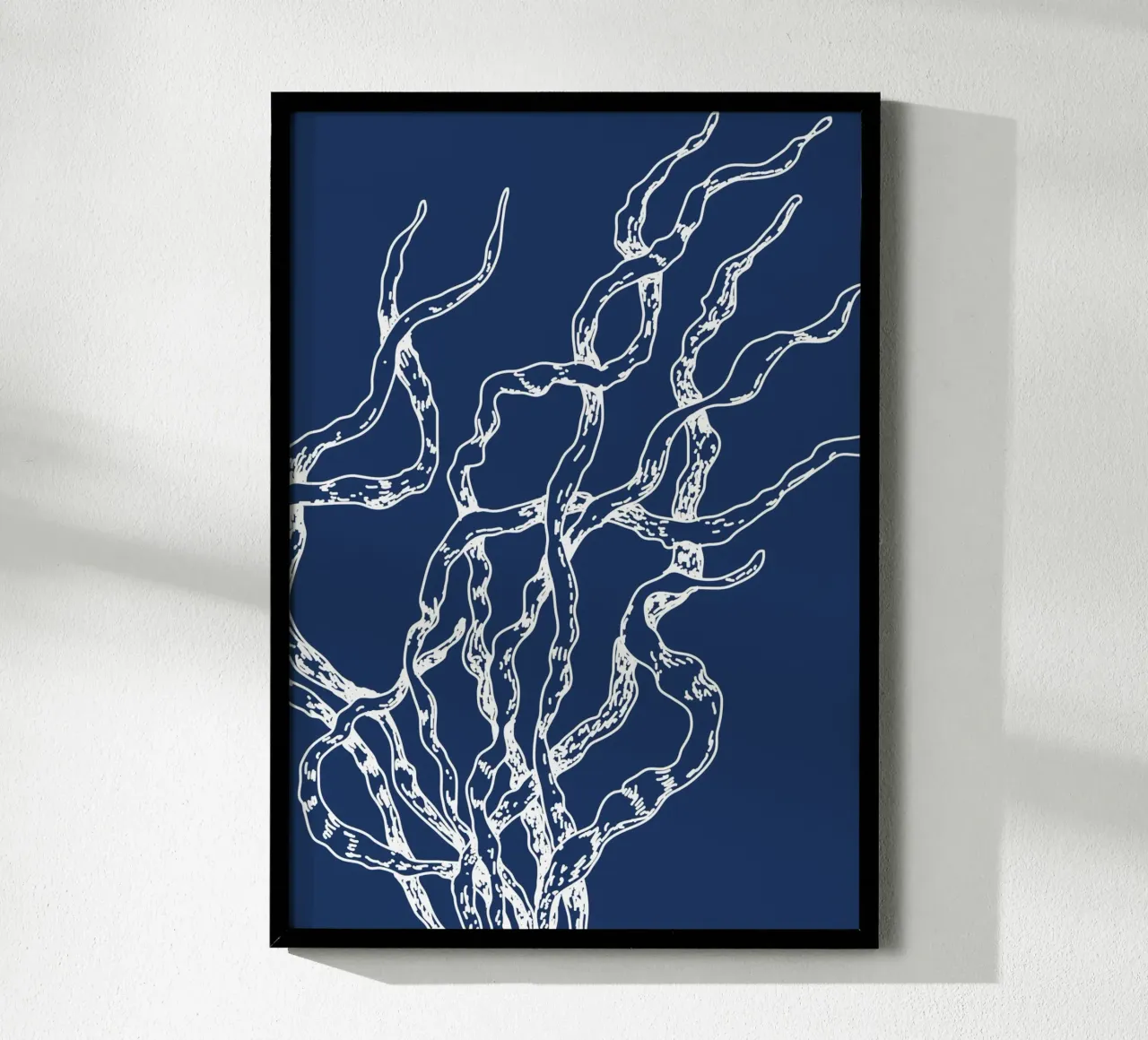 Abstract zeewier print - Nautisch blauw, moderne kustkunst poster met aluminium frame van ClubArt