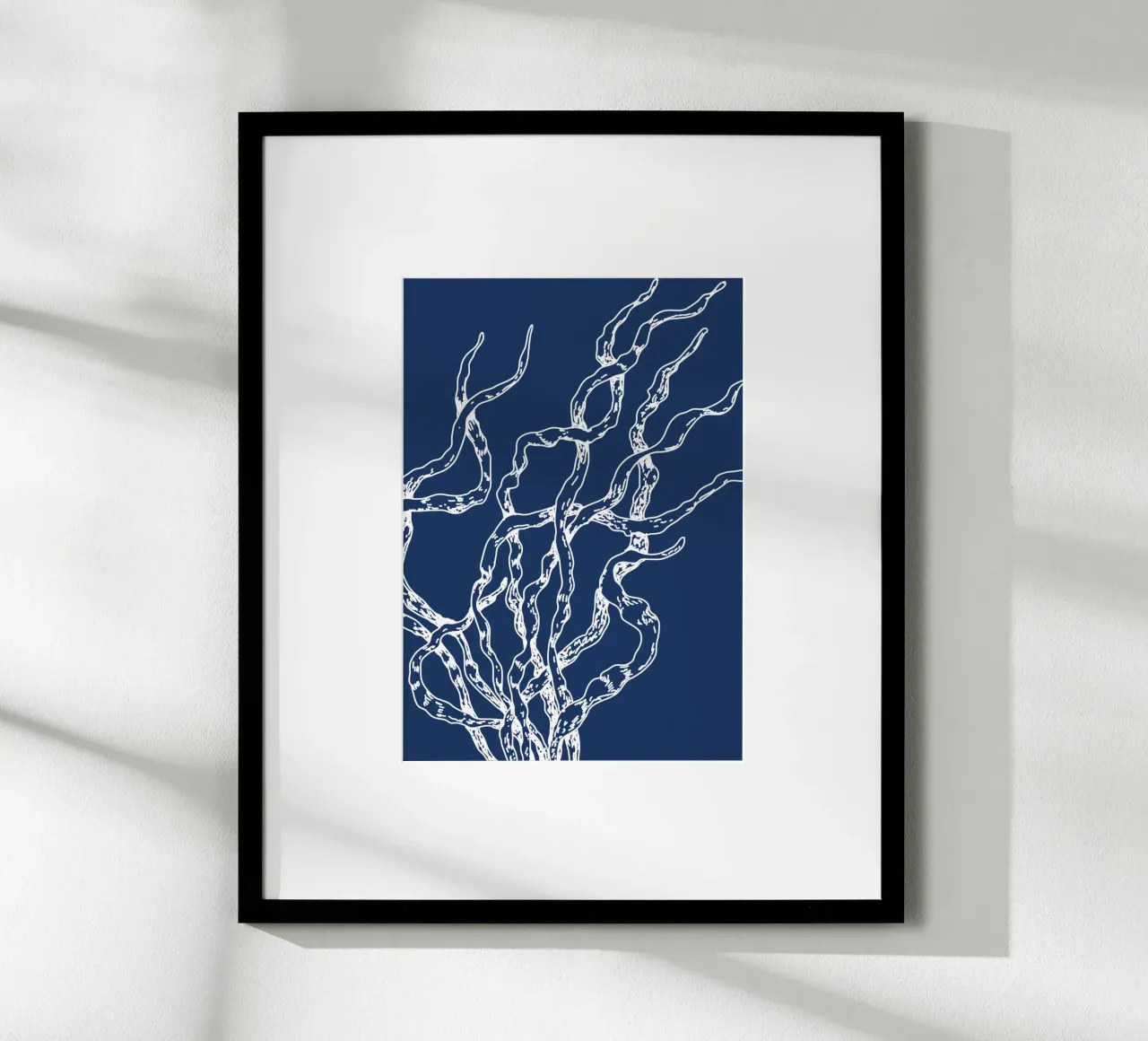 Abstract zeewier print - Nautisch blauw, moderne kustkunst poster met aluminium frame van ClubArt