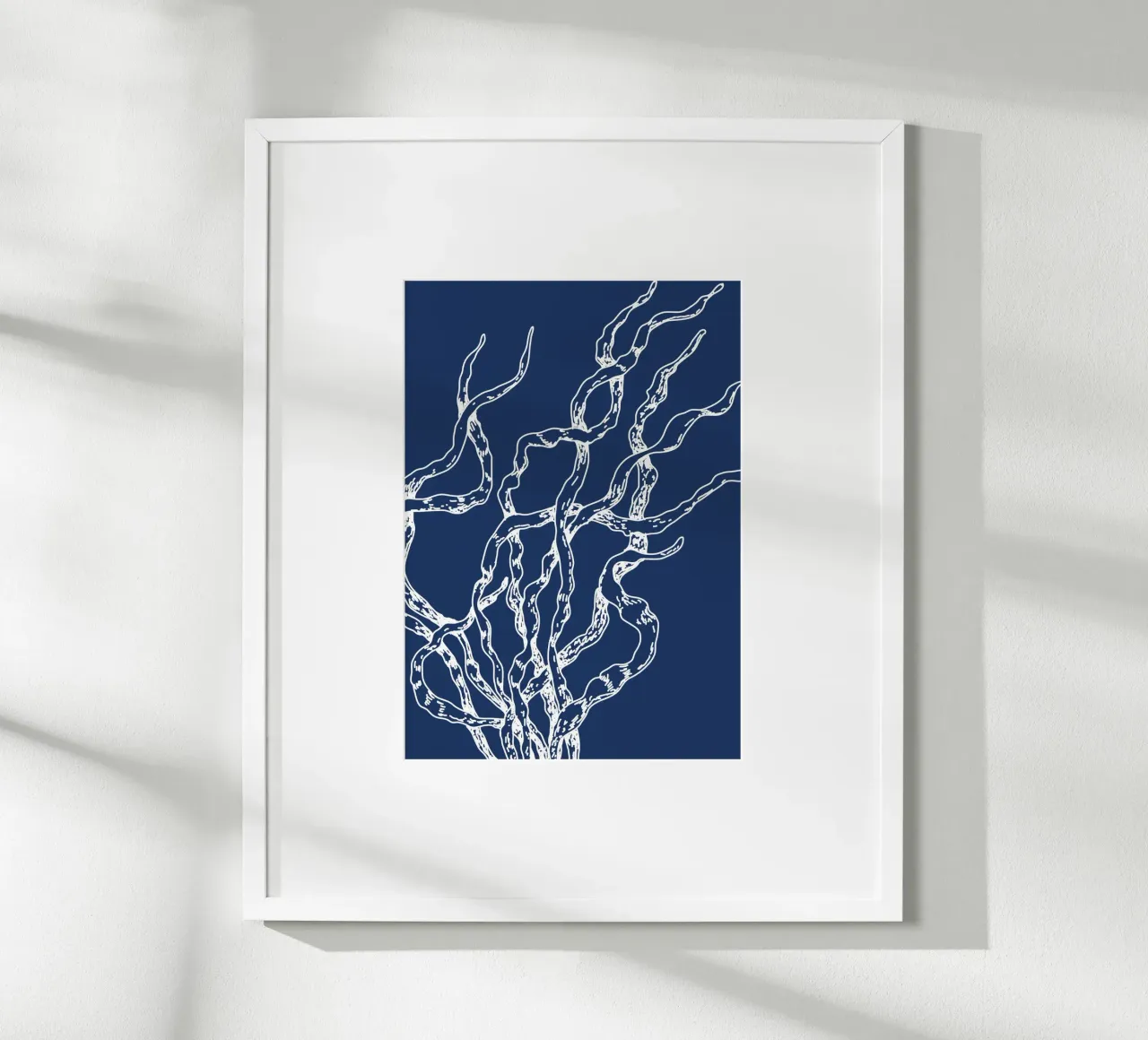 Abstract zeewier print - Nautisch blauw, moderne kustkunst poster met aluminium frame van ClubArt