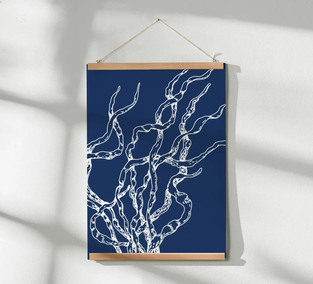 Abstract zeewier print - Nautisch blauw, moderne kustkunst poster met aluminium frame van ClubArt