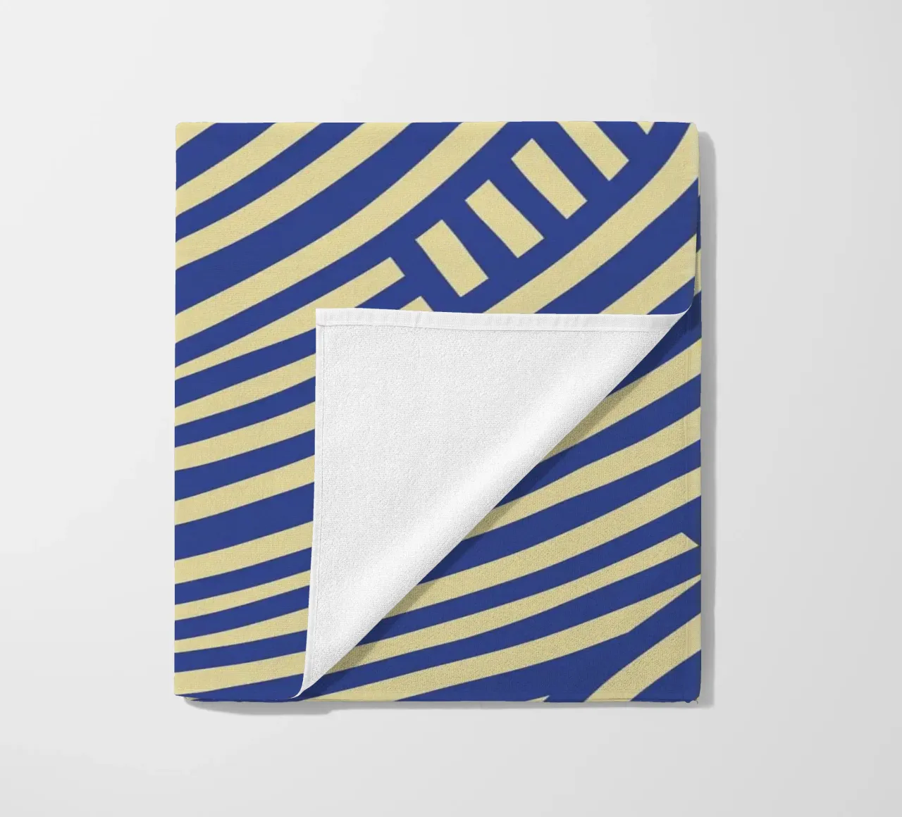 Symmetrisch blauw en geel patroon strandhanddoek van Little Dean