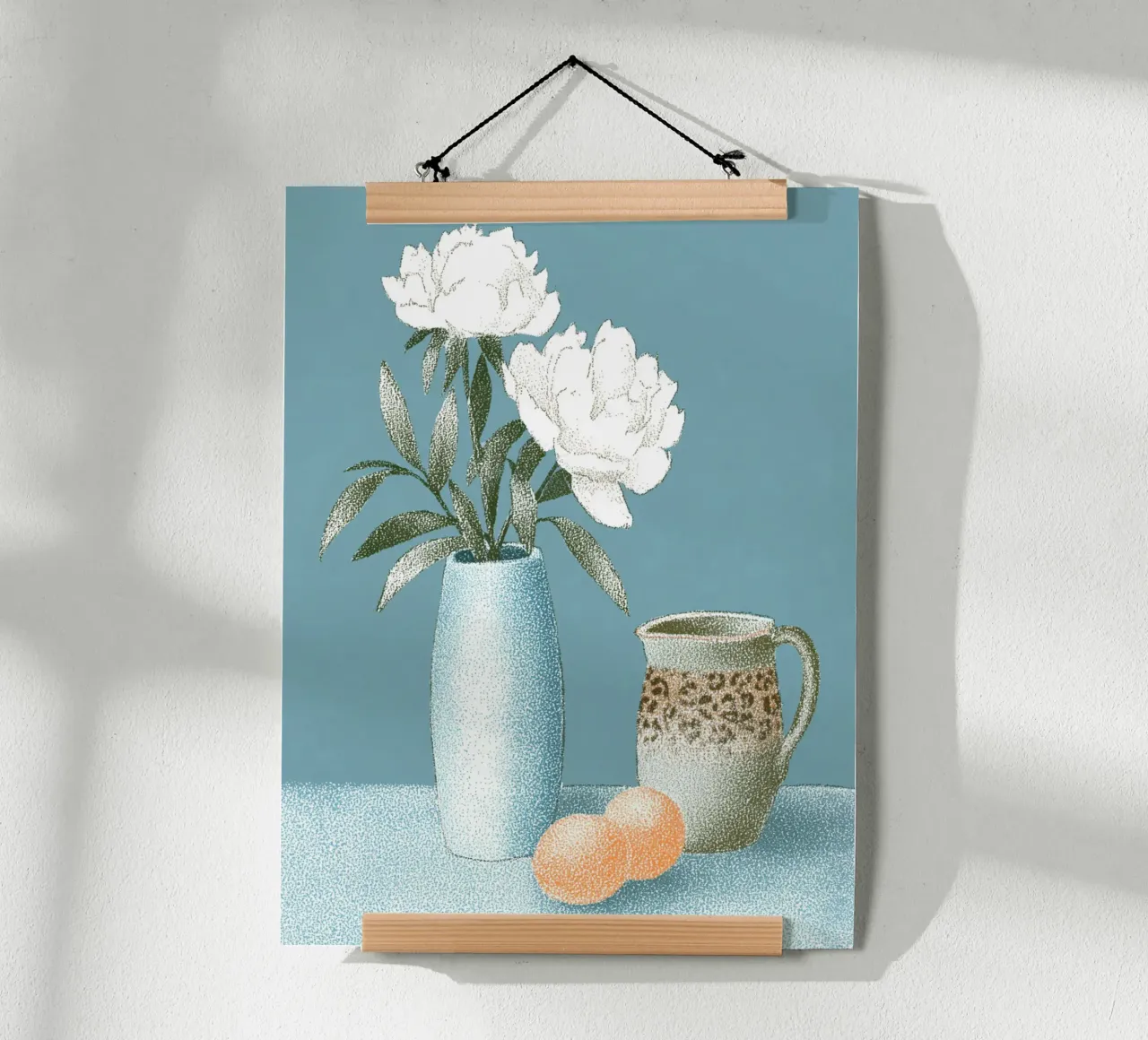 Fleurs blanches avec motif léopard poster avec cadre en bois de Carinaprint
