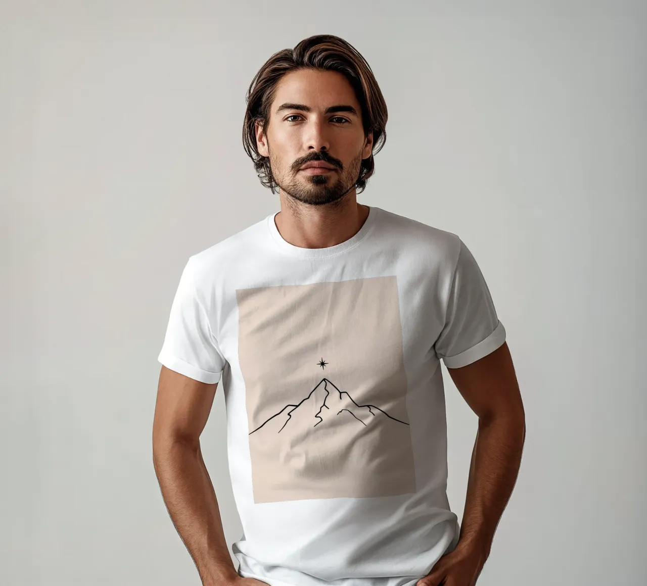 Pico de montaña con una estrella encima en un diseño minimalista camiseta de DesignDoodle