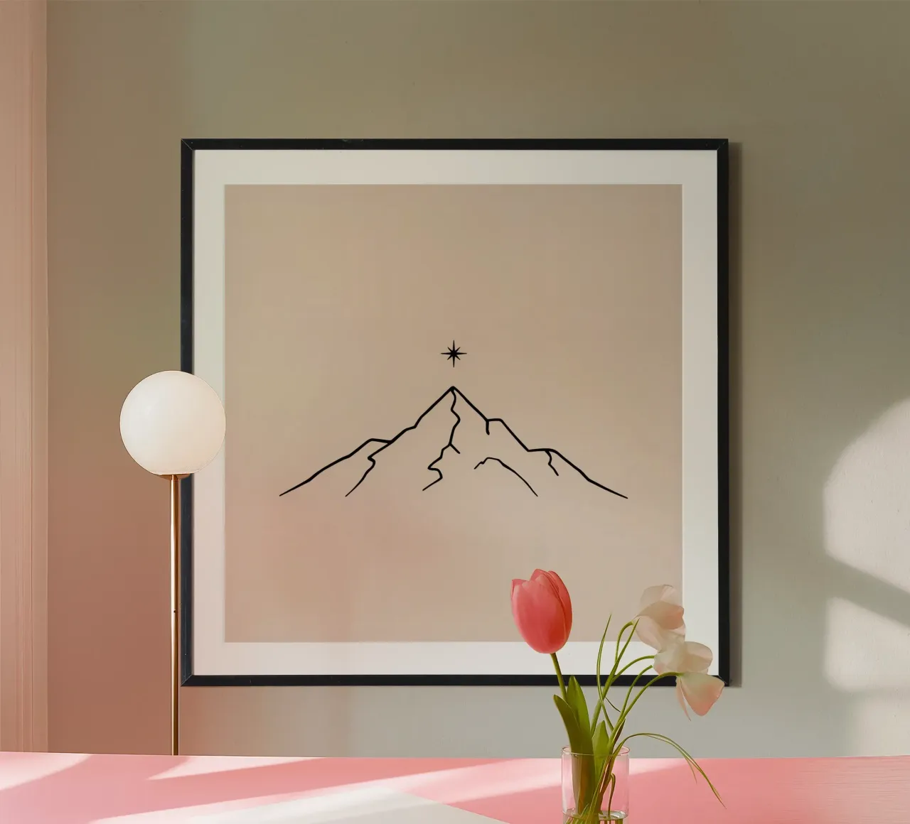 Pico de montaña con una estrella encima en un diseño minimalista hahnemühle de DesignDoodle