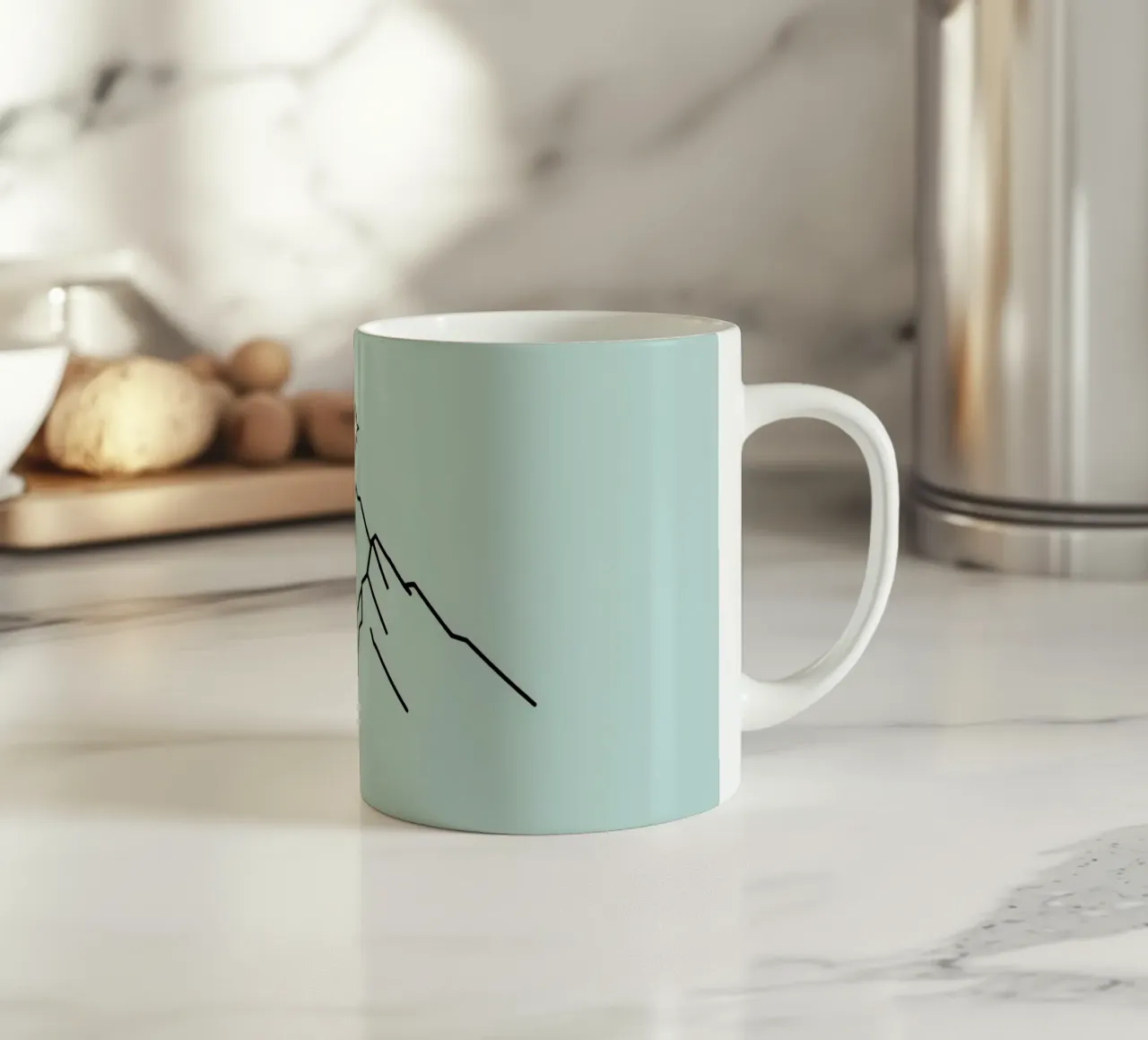 Sagoma di montagna con stella sovrastante su sfondo azzurro tazza in ceramica da DesignDoodle