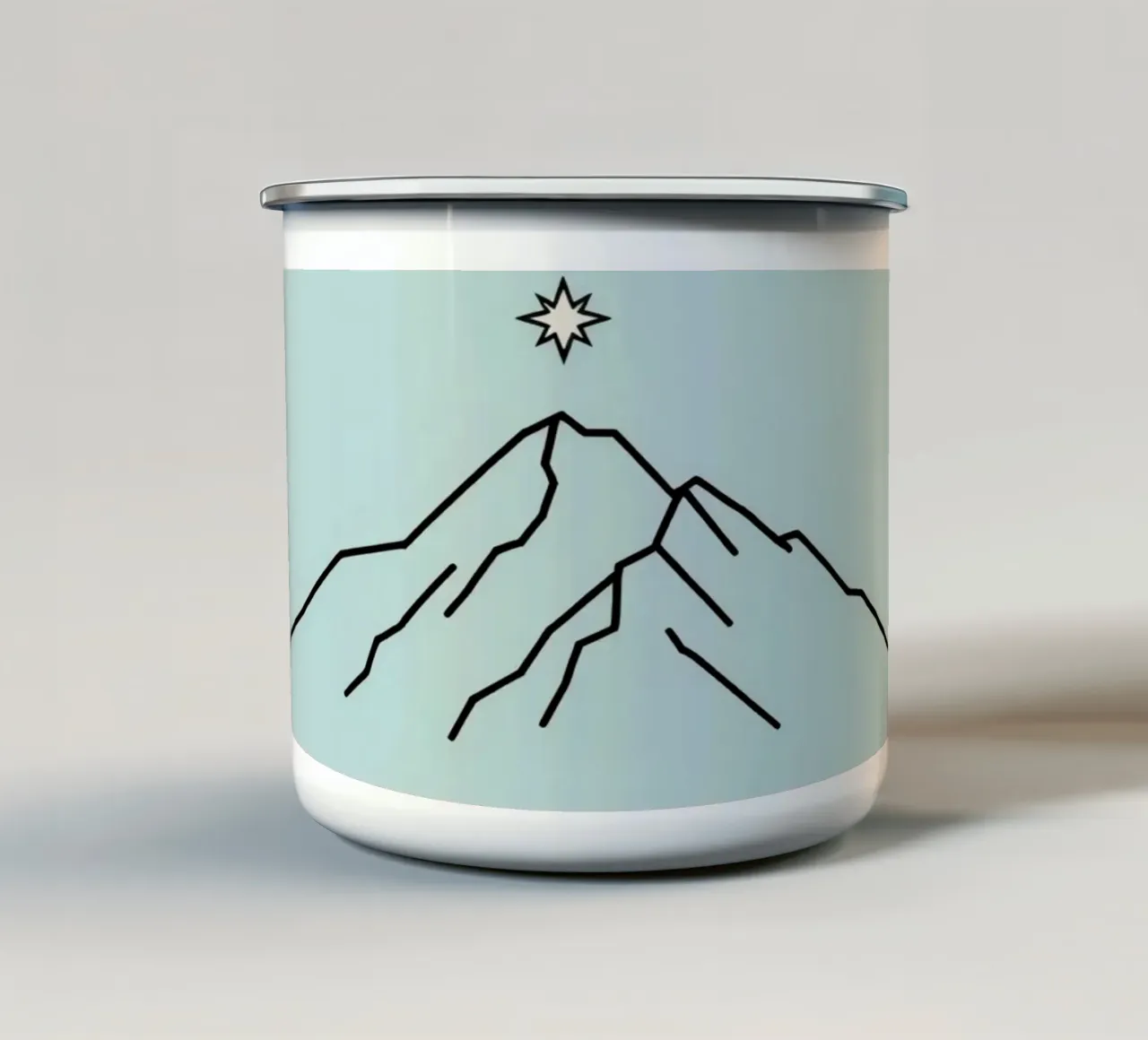 Sagoma di montagna con stella sovrastante su sfondo azzurro tazza in smalto da DesignDoodle