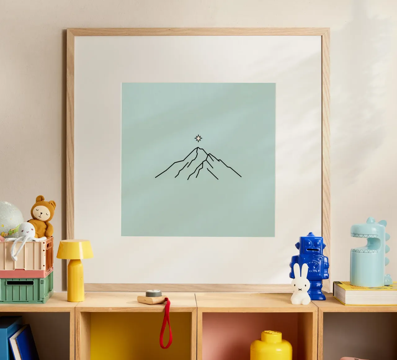 Sagoma di montagna con stella sovrastante su sfondo azzurro poster con telaio in legno da DesignDoodle