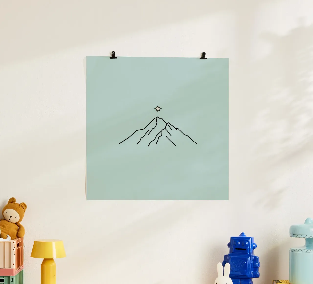 Sagoma di montagna con stella sovrastante su sfondo azzurro poster con telaio in legno da DesignDoodle