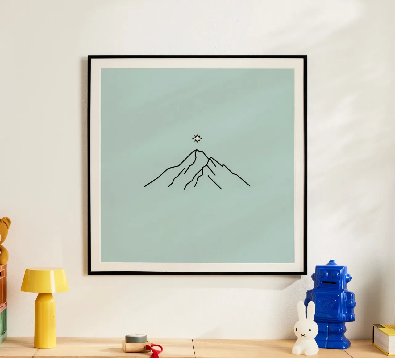Sagoma di montagna con stella sovrastante su sfondo azzurro poster con telaio in legno da DesignDoodle