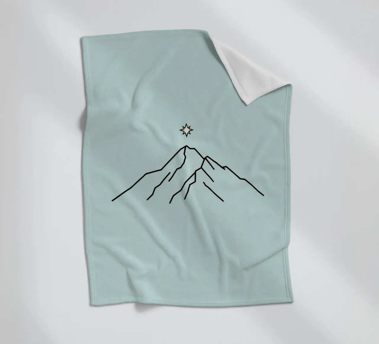 Silhouette de montagne avec une étoile au-dessus sur un fond bleu clair plaid polaire de DesignDoodle
