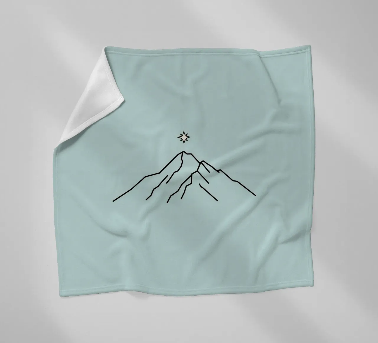 Silhouette de montagne avec une étoile au-dessus sur un fond bleu clair plaid polaire de DesignDoodle